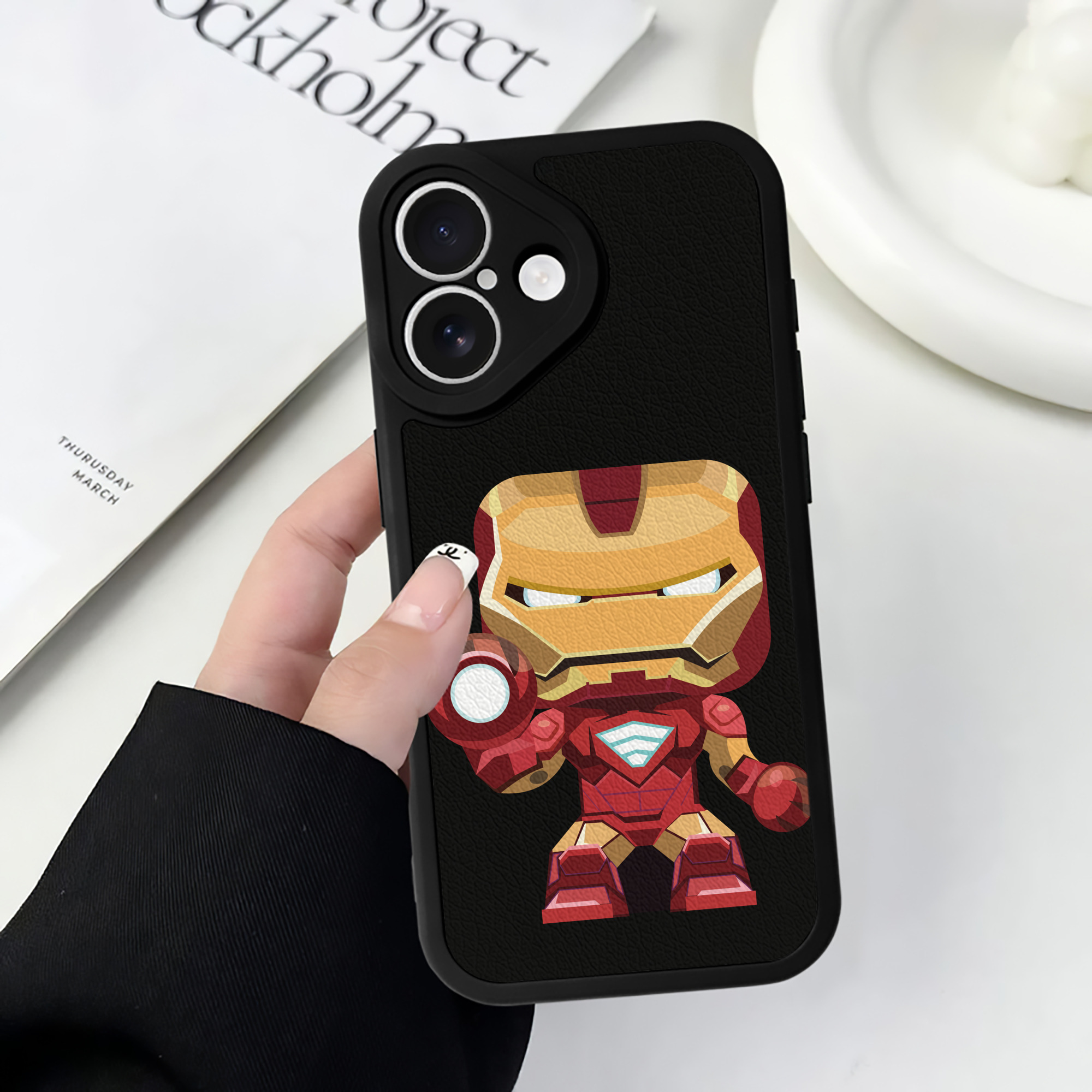 （画像用） アベンジャーズ The Avengers 【iPhone 16シリーズ対応】シリコンスマホケース（レザー調） 材質：シリコン